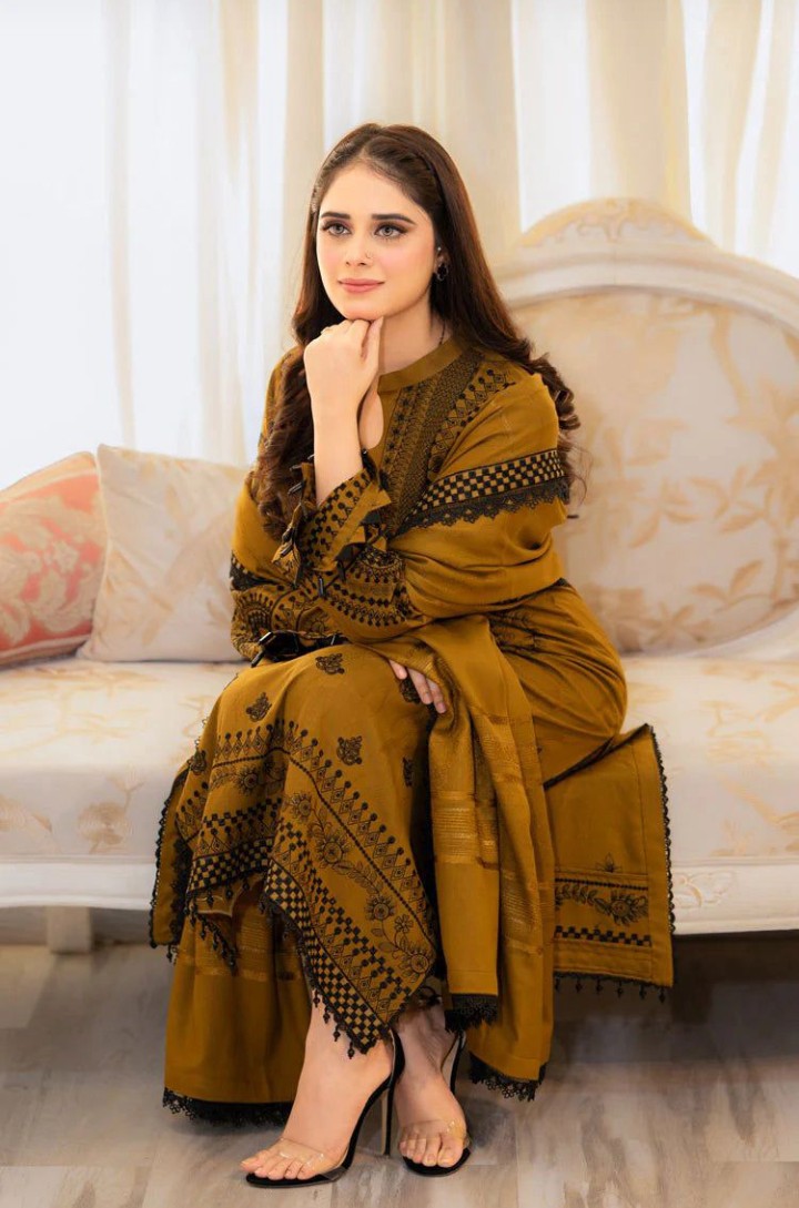 URGE 471 Luxury Heavy Embroidered Dhanak 3-Piece | Amina’s Collection